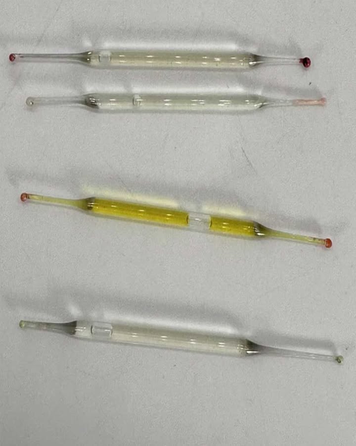 Co to jest? Znaleziono pod szafką w łazience podczas remontu – małe szklane rurki o długości 5 cm, wypełnione płynem. Macie jakieś pomysły?