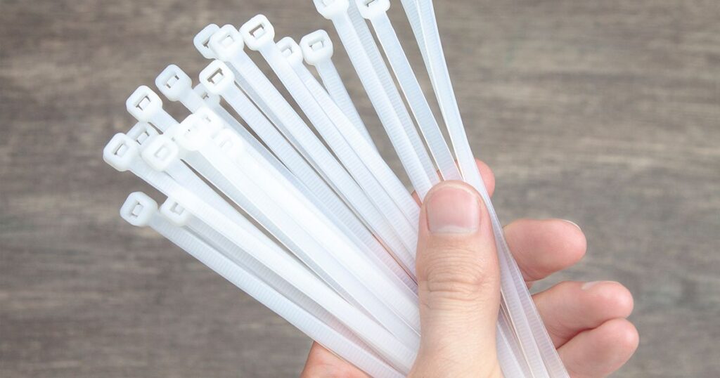 Jeśli myślisz, że opaska kablowa nie jest Ci potrzebna, zastanów się jeszcze raz. Oto ponad 16 sprytnych sposobów na jej wykorzystanie.
